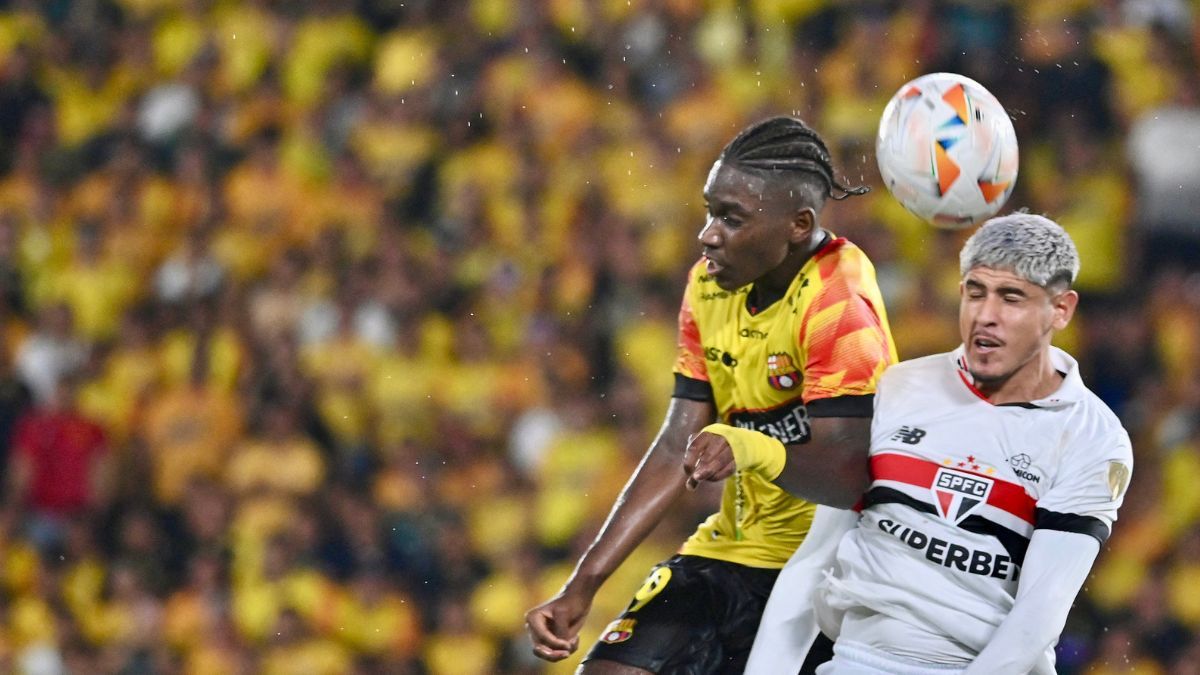 Allen Obando en un partido con el Barcelona Sporting Club