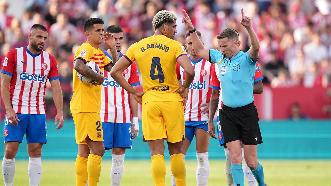 Jugadores del FC Barcelona esperando una decisión del VAR