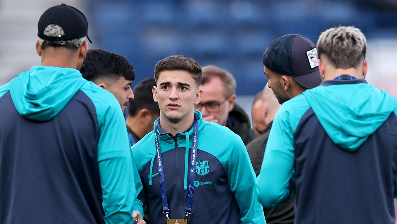 Gavi antes de un partido del Barça