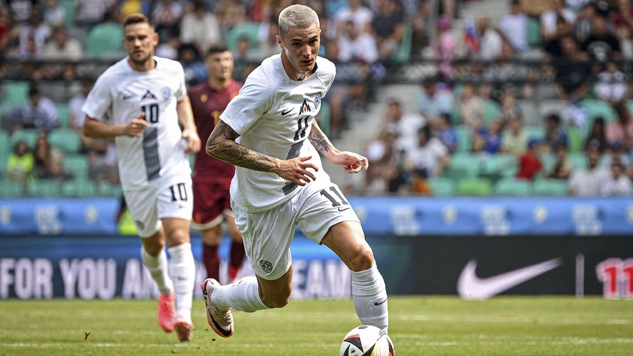 Benjamin Sesko en un amistoso con Eslovenia