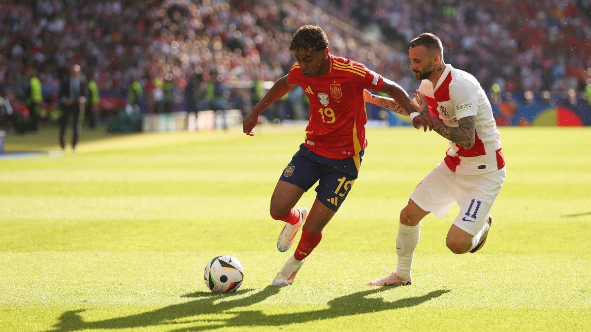 Lamine Yamal en un duelo en la Eurocopa