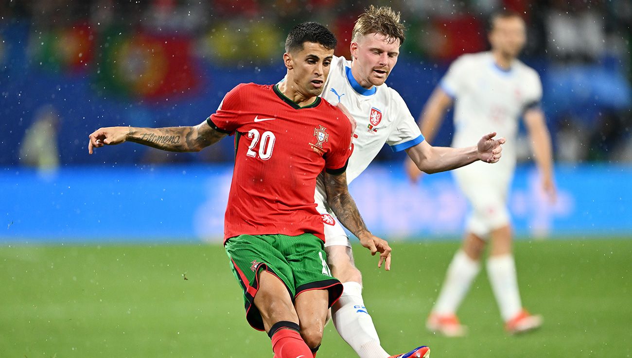 Joao Cancelo durante un partido con Portugal