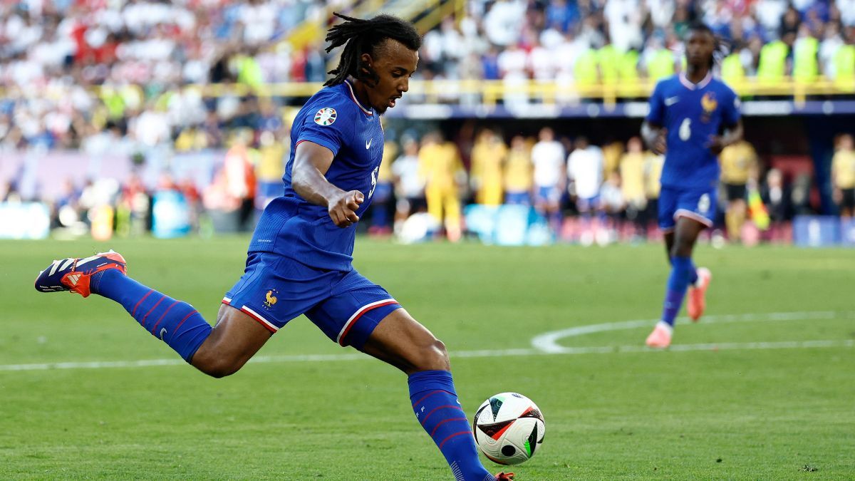 Jules Koundé durante un partido con Francia