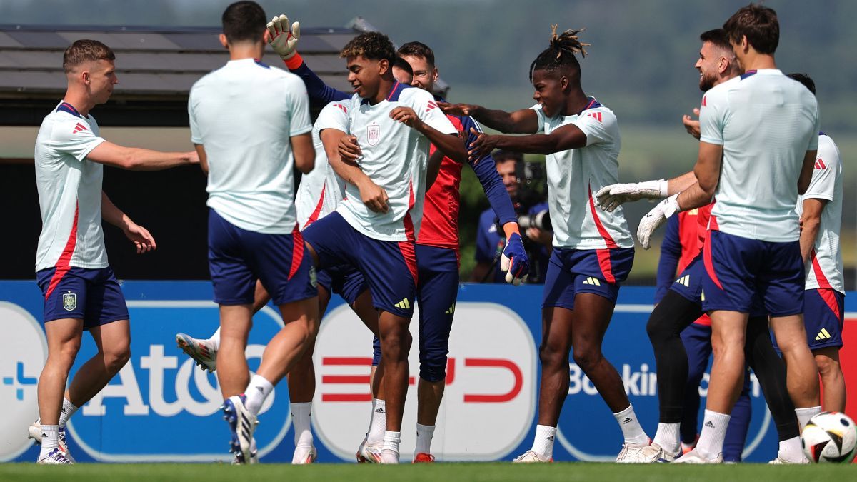 Nico Williams, Lamine Yamal y jugadores de España en un entrenamiento