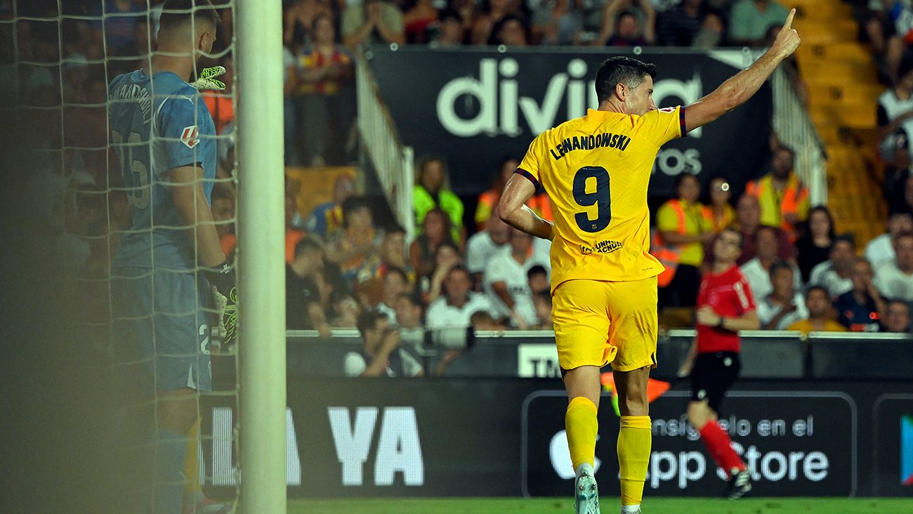 Robert Lewandowski celebrando un gol con el Barça