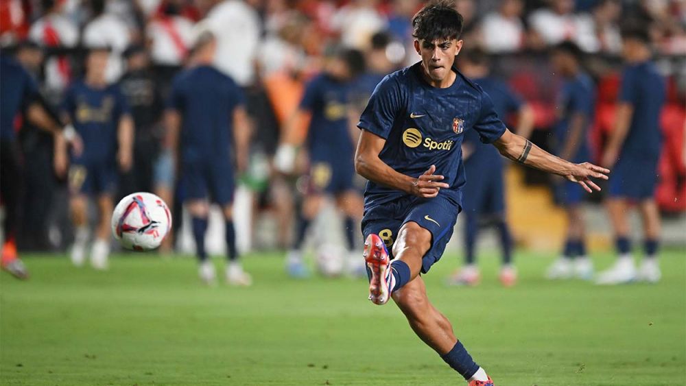 Marc Bernal en un calentamiento con el Barça