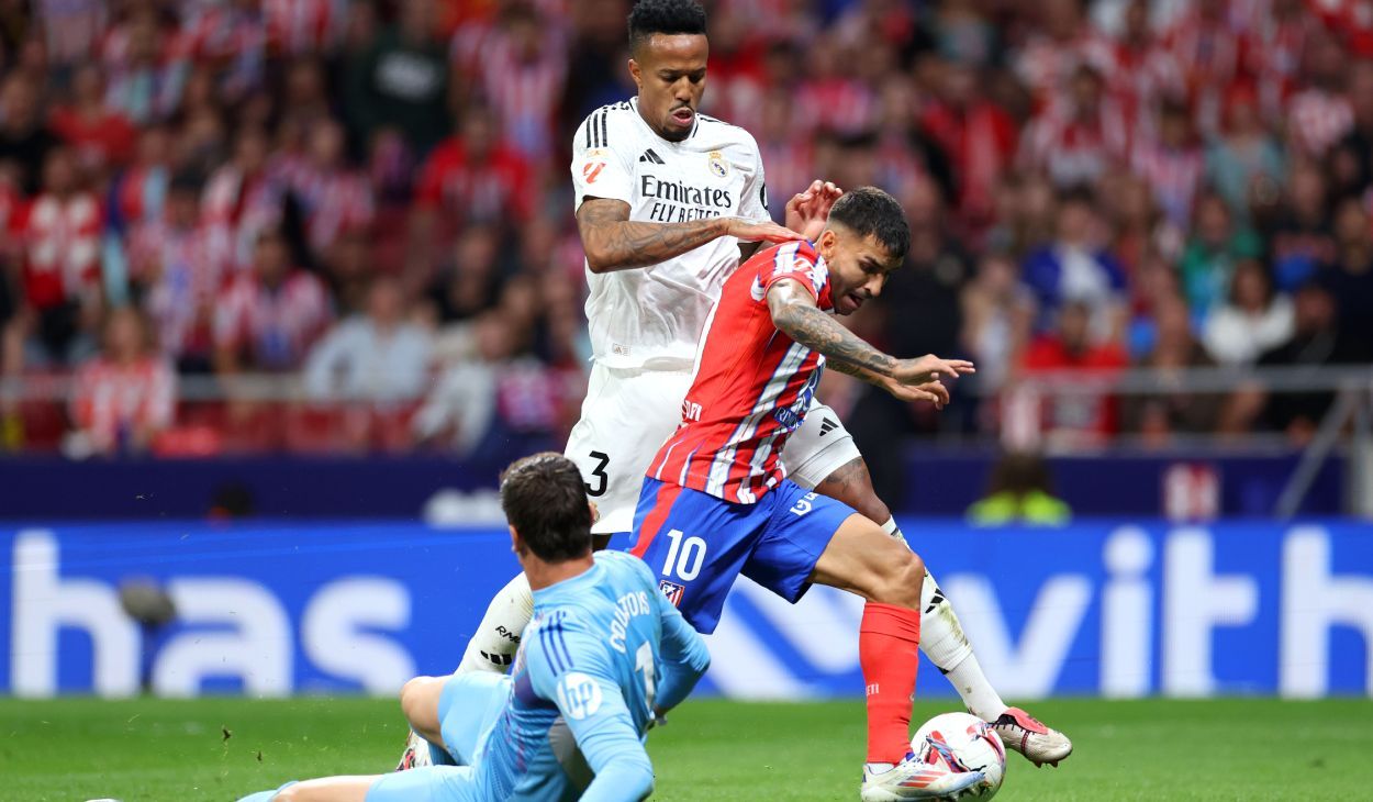 El VAR 'rescata' al Atleti ante el Real Madrid en un derbi amenazado de suspensión (0-1)