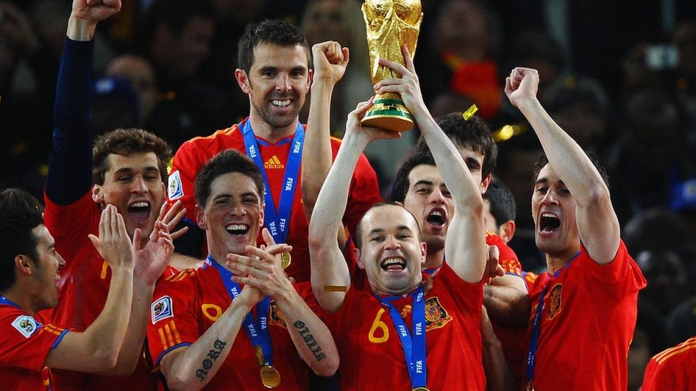 Iniesta levantando la copa de Campeón del Mundo con España Iniesta levantando la copa de Campeón del Mundo con España