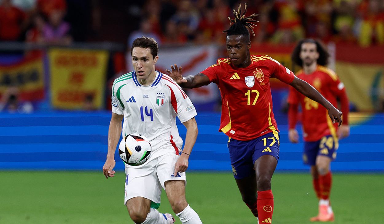 Federico Chiesa enfrentando a Nico Williams (1)