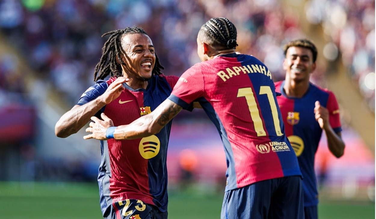 Jules Koundé and Raphinha celebrating a goal with Barça