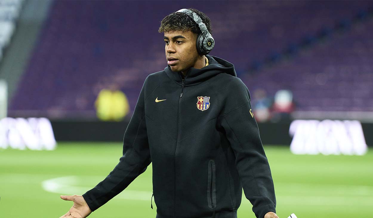 Lamine Yamal before a league match