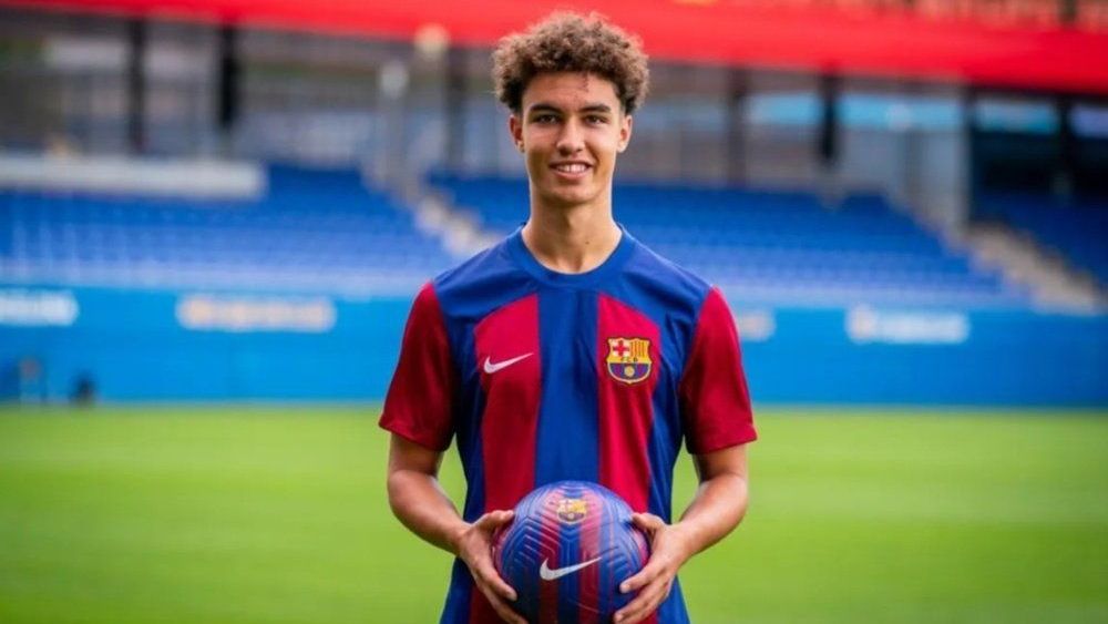 Noah Darvich in his presentation as an FC Barcelona player Noah Darvich in his presentation as an FC Barcelona player