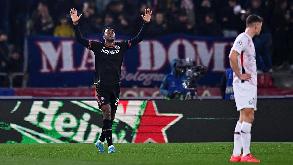 Jhon Lucumí festejando un gol con el Bolonia