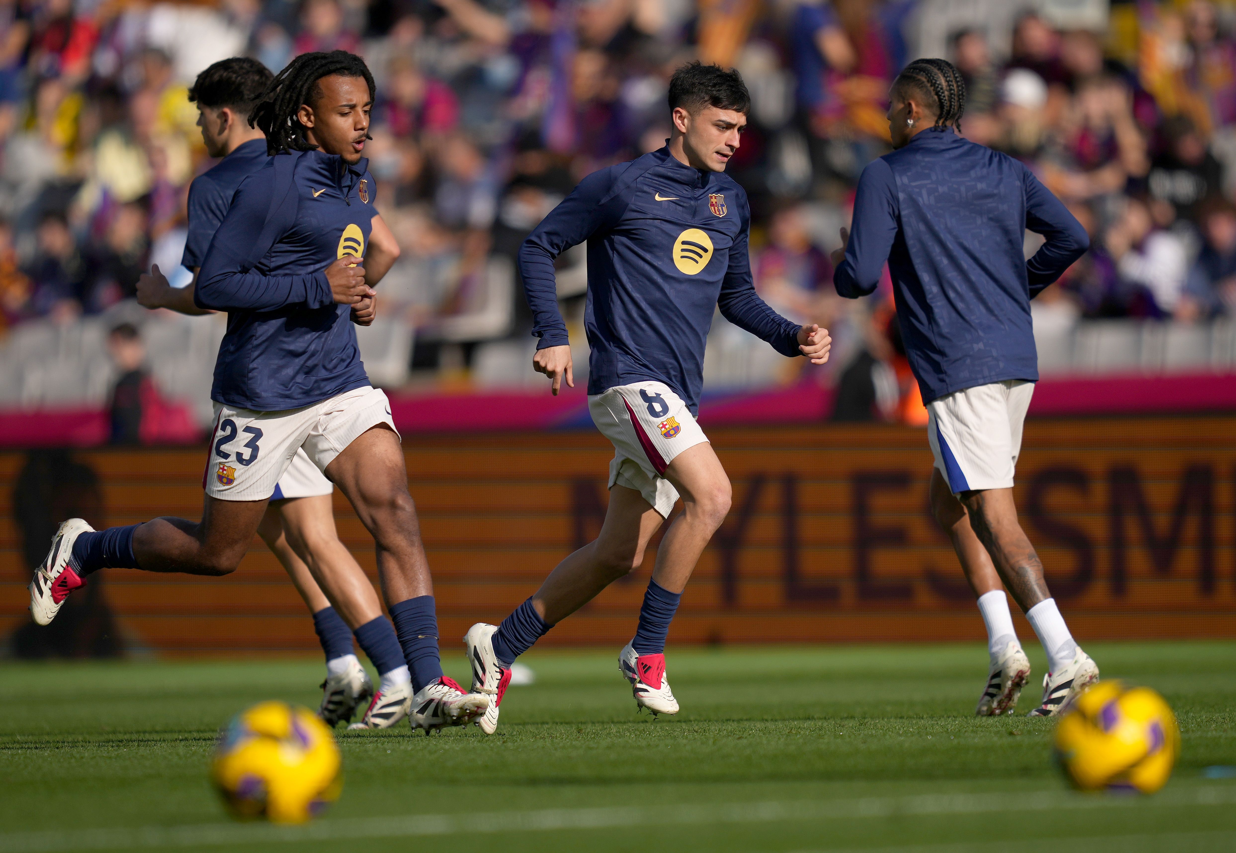Jugadores del FC Barcelona calentando antes del partido contra Las Palmas