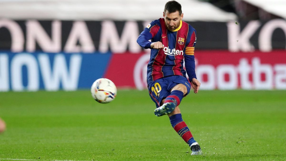 Leo Messi lanzando una falta en su último año como futbolista del Barça