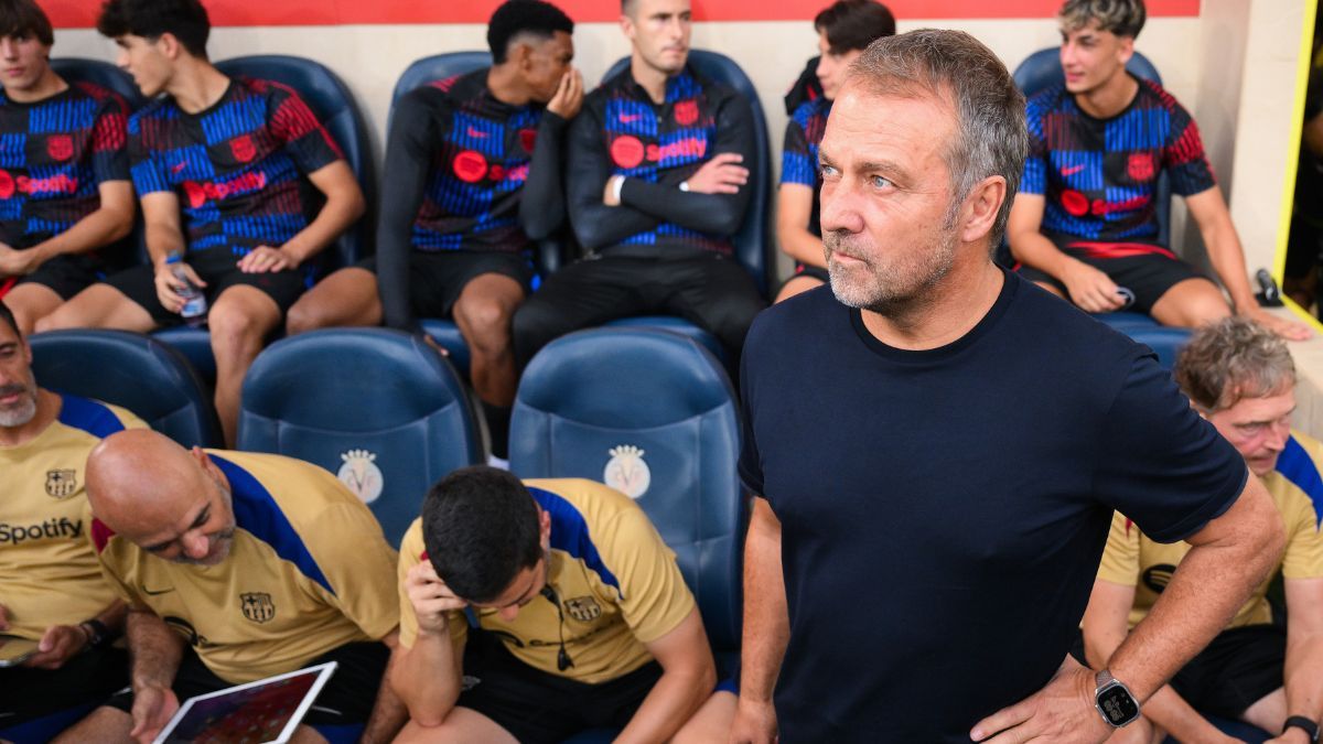 Hansi Flick mirando al cielo, pensativo, delante de su banquillo en el Villarreal vs Barça de LaLiga