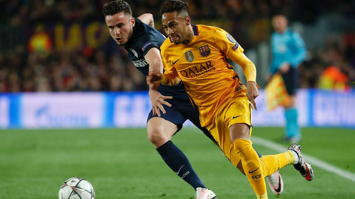 Neymar Jr, trying progress being defended by Saúl