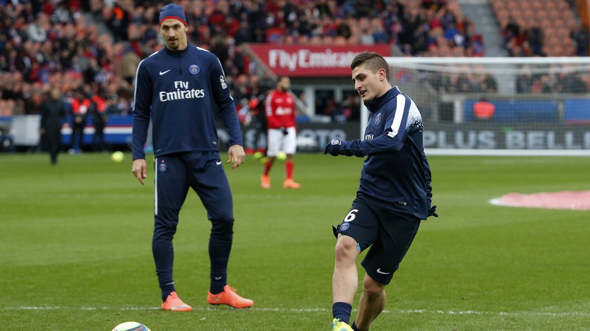 Marco Verratti, kicking in a warming beside Ibrahimovic