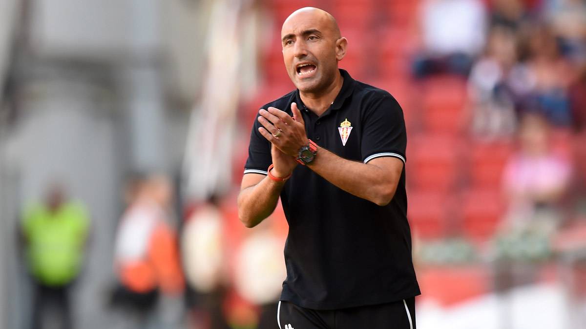 Abelardo, directing to the Sporting in an image of archive