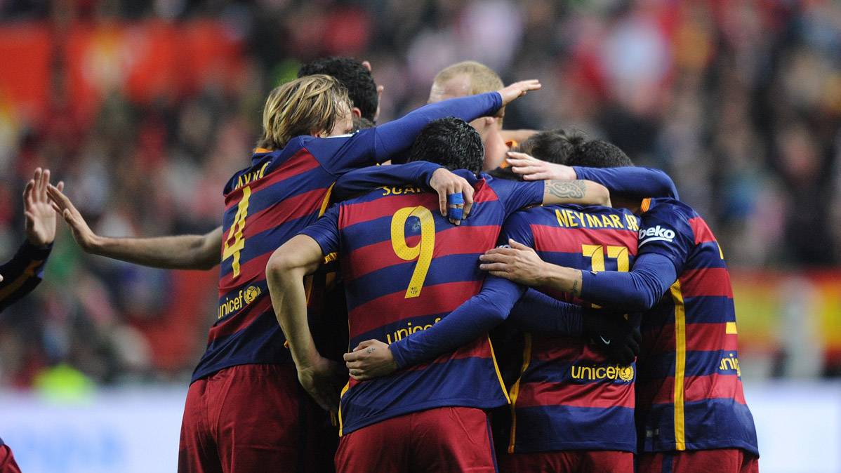 El FC Barcelona, celebrando la victoria en El Molinón del mes de febrero