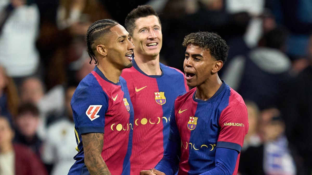 Raphinha, Robert Lewandowski y Lamine Yamal en el duelo entre el FC Barcelona y el Real Madrid en LaLiga EA Sports