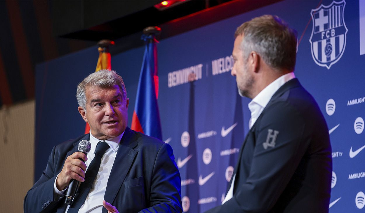 Joan Laporta y Hansi Flick durante la presentación del entrenador alemán