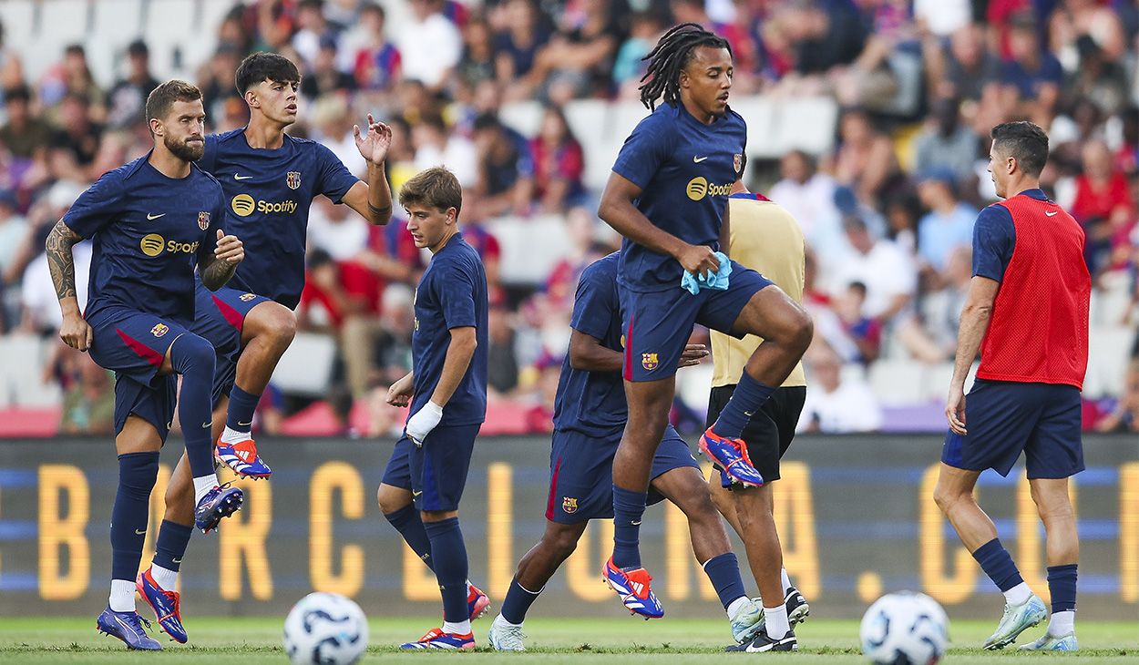 Jugadores del Barça durante un calentamiento en Montjuïc
