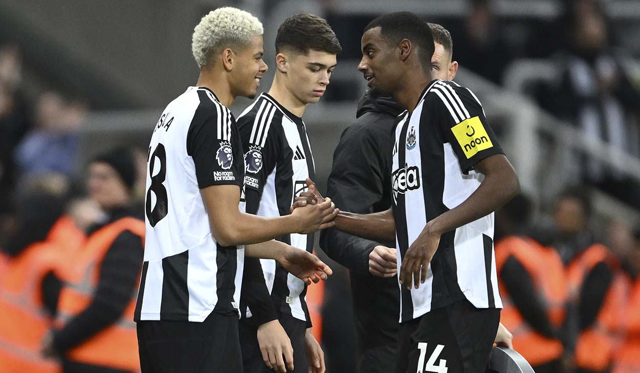 Jugadores del Newcastle festejando un gol contra el Aston Villa