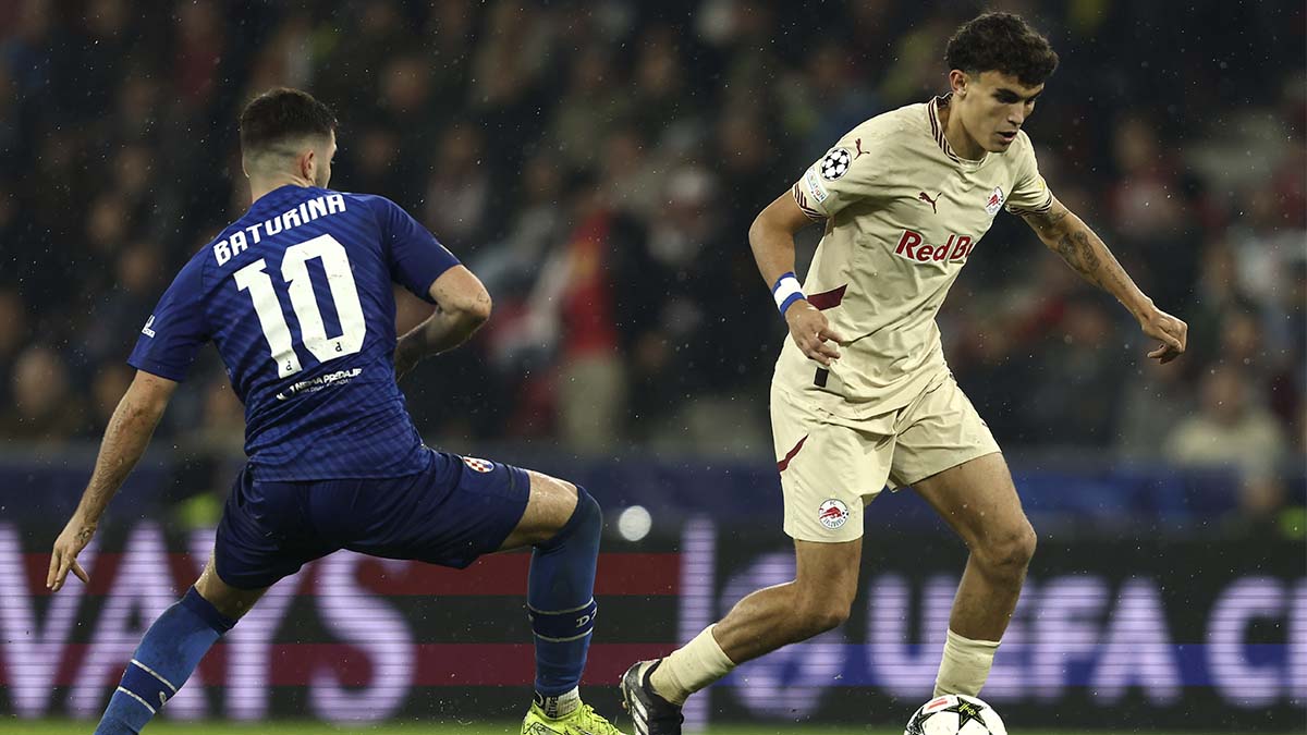 Stefan Bajcetic en un partido con el Salzburgo