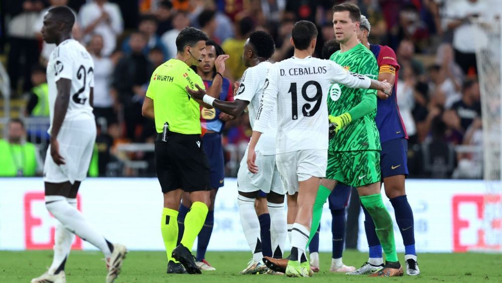 Szczesny saliendo del campo tras ver la tarjeta roja en la final de la Supercopa de España ante el Real Madrid