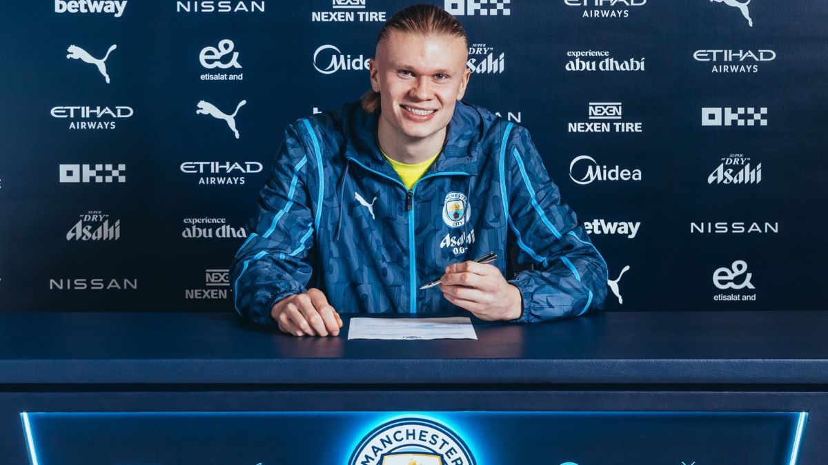Erling Haaland en la firma de su contrato de renovación con el Manchester City