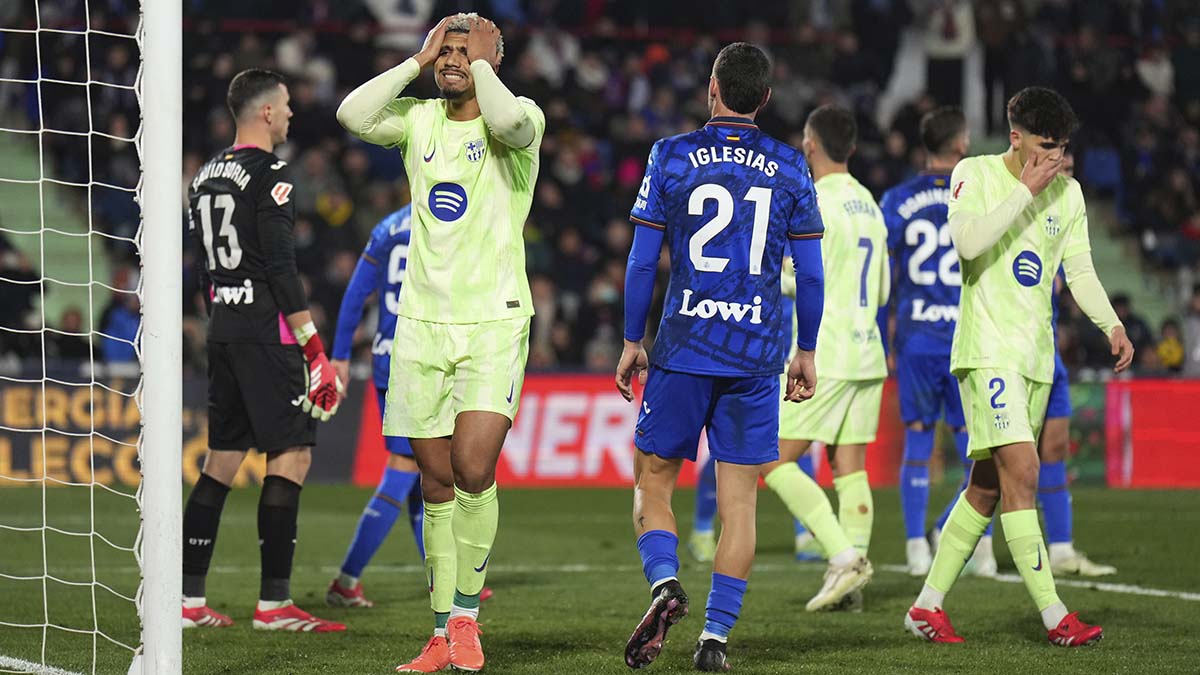 Ronald Araujo se lamenta durante el Getafe-Barça 