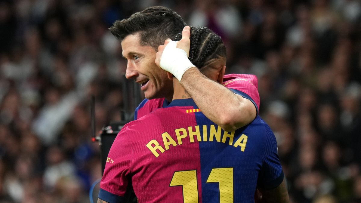 Raphinha y Lewandowski arrasan