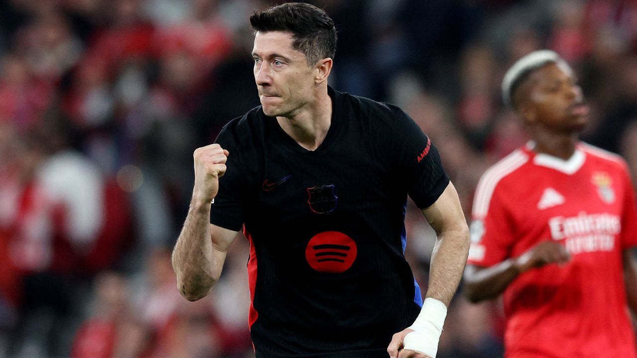 Robert Lewandowski celebra uno de sus goles de penalti ante el Benfica 
