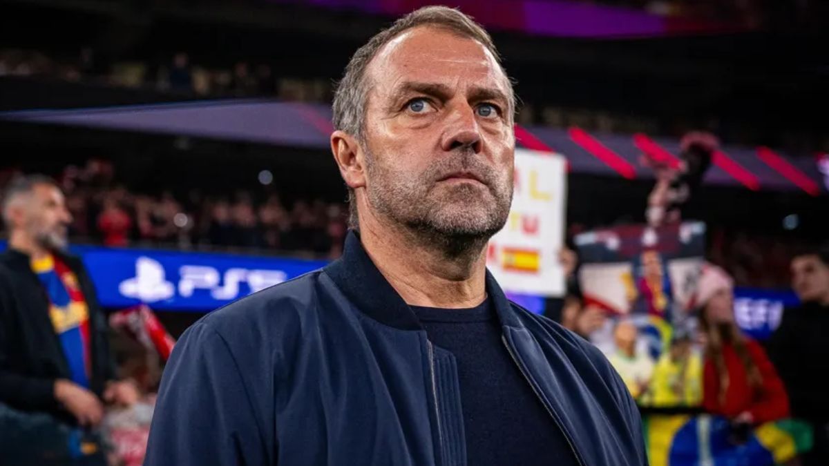 Hansi Flick en el duelo entre el FC Barcelona y el SL Benfica en la UEFA Champions League 2024 25 (Foto cortesía de la web del Barça   Marc Graupera)