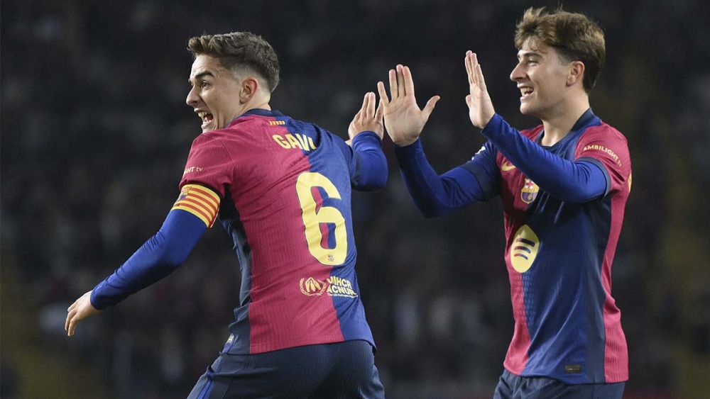 Gavi y Pablo Torre festejando un gol con el Barça