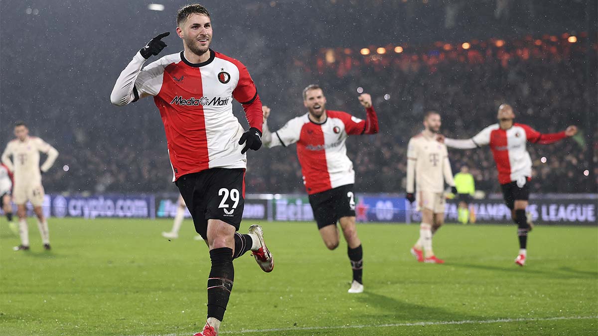 Santi Giménez festejando un gol contra el Bayern Múnich