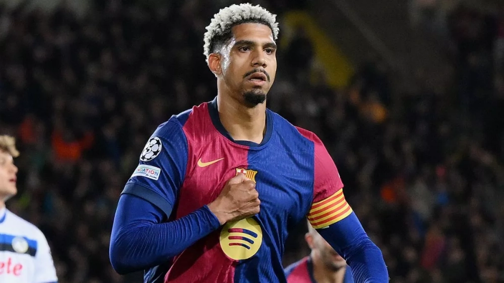 Ronald Araujo en el duelo entre el FC Barcelona y la Atalanta en la UEFA Champions League 2024 25