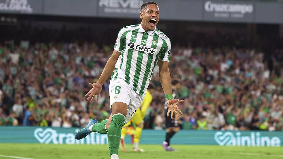 Vitor Roque, celebrating a goal with Betis