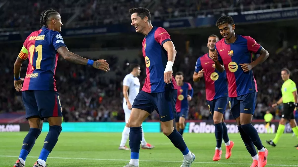 Raphinha, festejando un gol junto a Lewandowski y Lamine