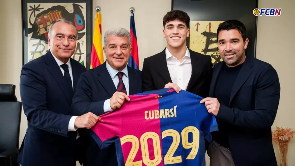 Pau Cubarsí con Joan Laporta, Deco y Rafa Yuste en el anuncio de su renovación con el FC Barcelona hasta 2029