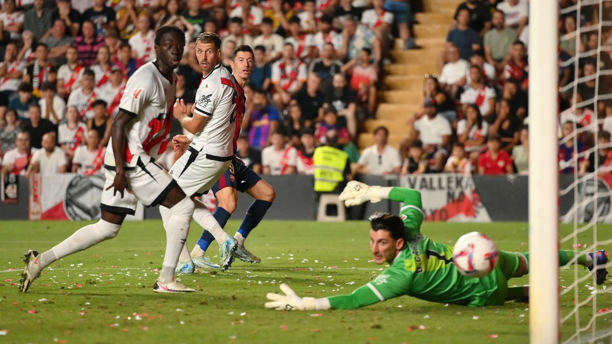 Lewandowski y los defensas del Rayo Vallecano, pendientes de un balón que va hacia la portería franjirroja en el último enfrentamiento del Barça ante el cuadro madrileño