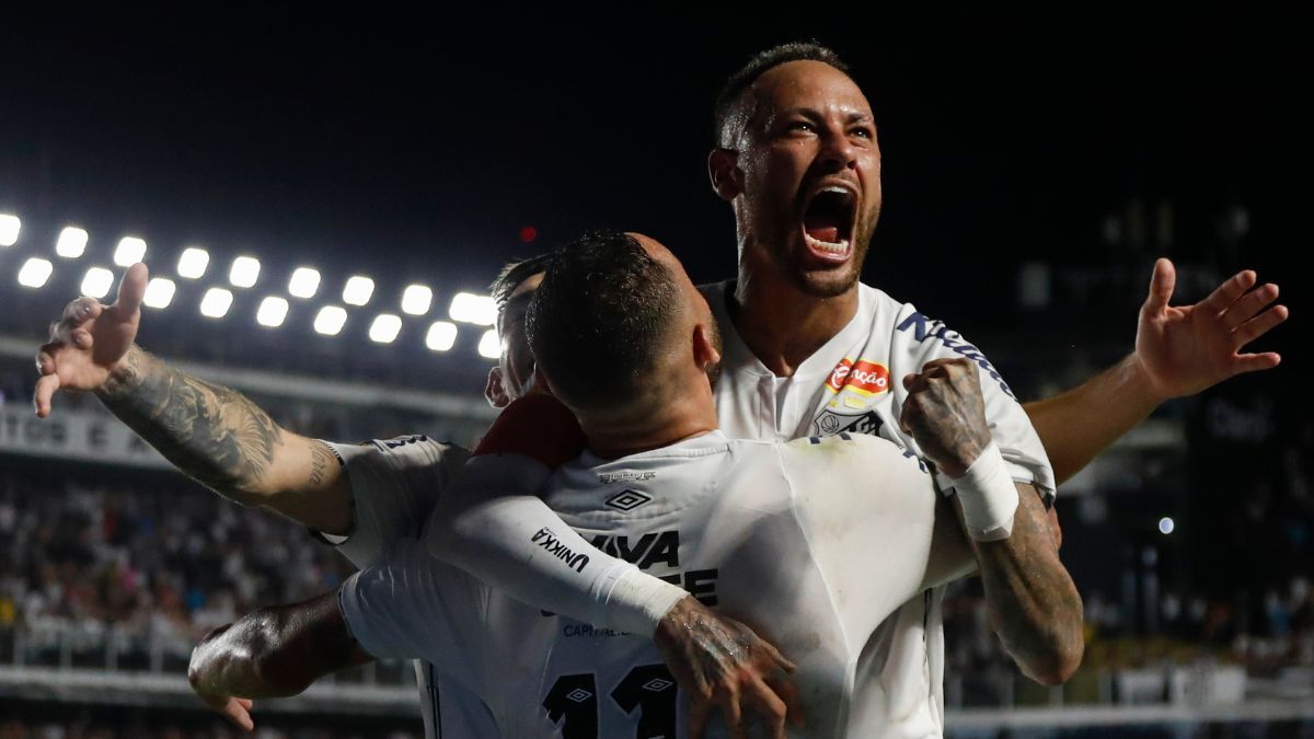 Neymar celebra con rabia su gol ante Água Santa con el Santos