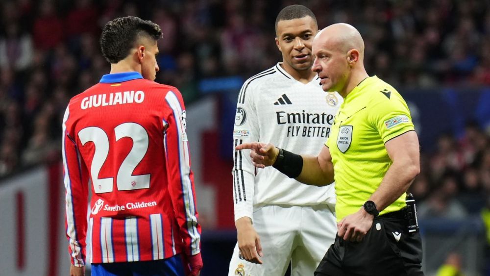 Szymon Marciniak en el duelo entre el Atlético y el Real Madrid en la UEFA Champions League 2024-25