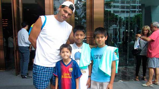 The television presenter thanked the players of the barça read messi and daniel alves together with the trainer luis enrique for putting pressure so that sucediera