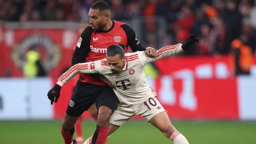 Jonathan Tah y Leroy Sané en un duelo Leverkusen-Bayern
