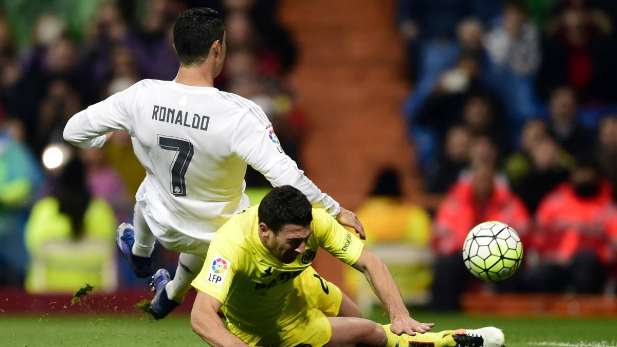 Cristiano Ronaldo, recibiendo una dura entrada contra el Villarreal