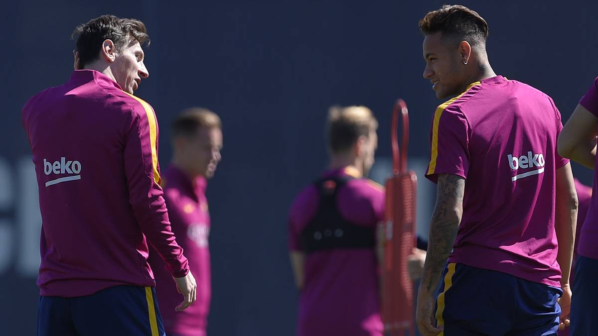 Messi and Neymar, chatting in one of the last entrenos of the Barça