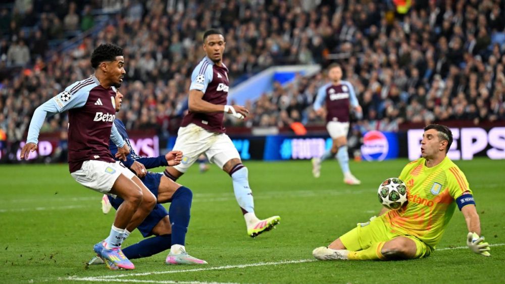 Emiliano 'Dibu' Martínez in the match between Aston Villa and PSG in the UEFA Champions League 2024/25