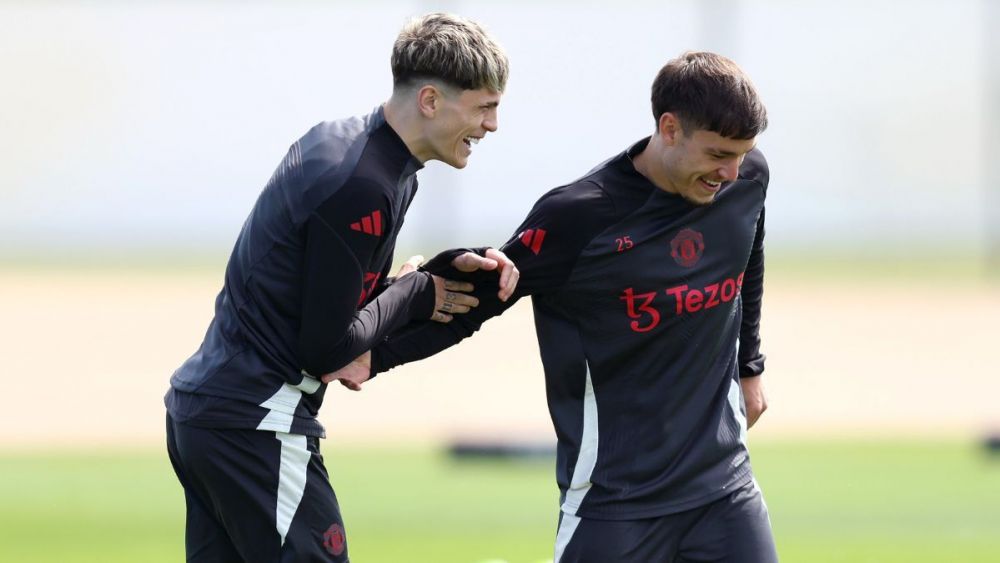 Alejandro Garnacho y Manuel Ugarte en un entrenamiento con el Manchester United